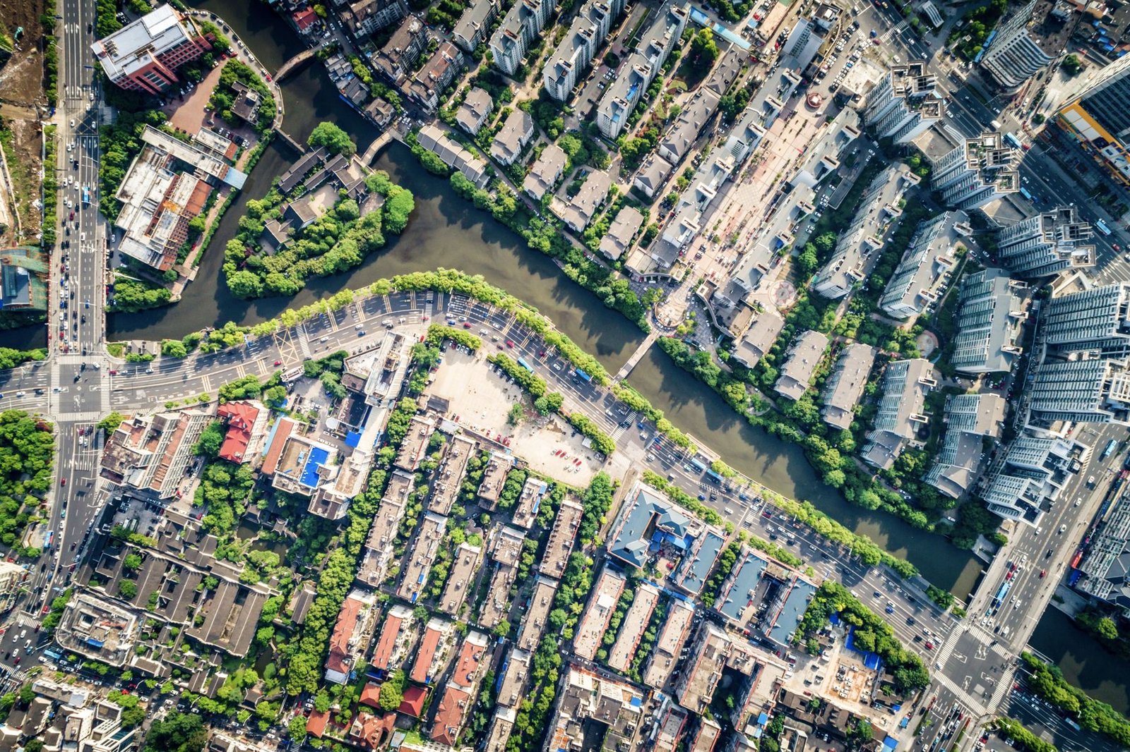 Vista aérea de zona urbana con parques y vías
