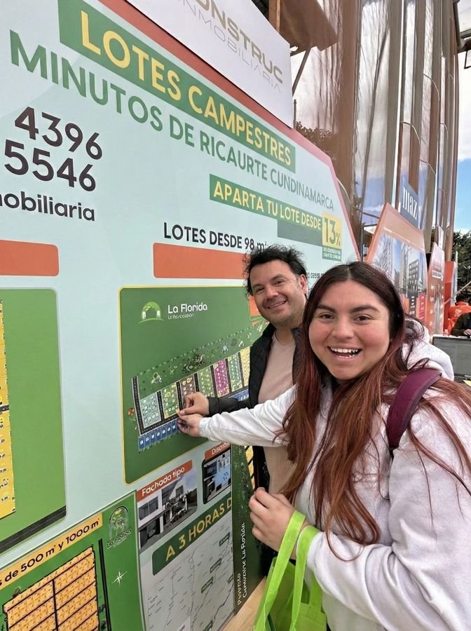 Clientes de Construc Inmobiliaria eligiendo su lote