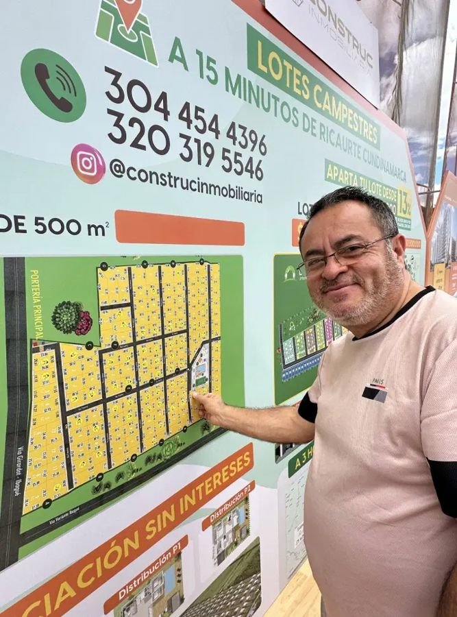 Cliente señalando su lote en el plano