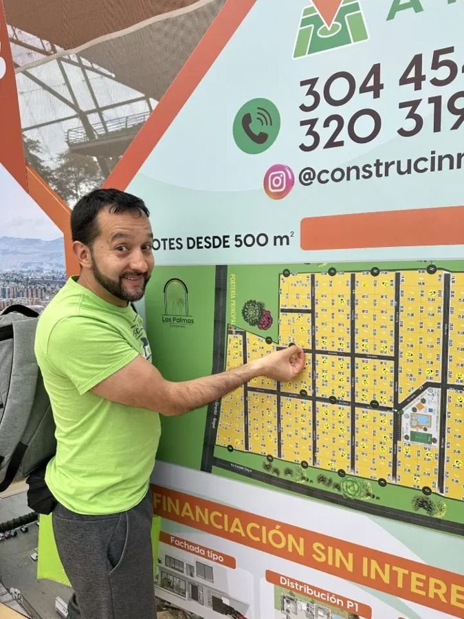 Cliente feliz con su nuevo lote
