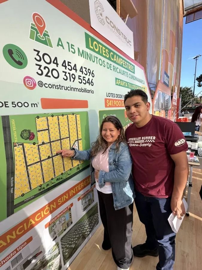 Pareja eligiendo su lote