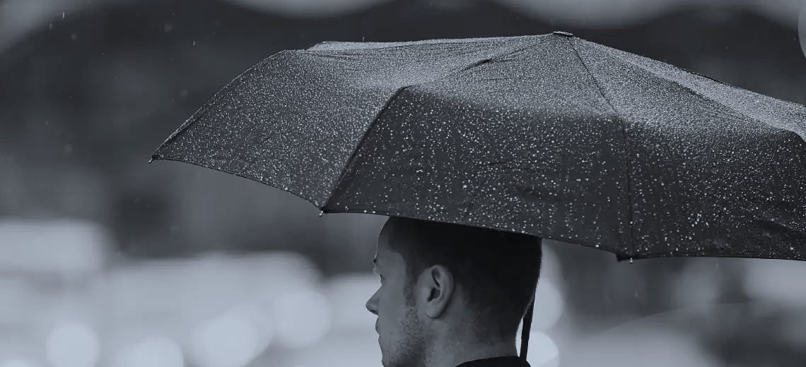 Hombre con paraguas bajo la lluvia en Bogotá