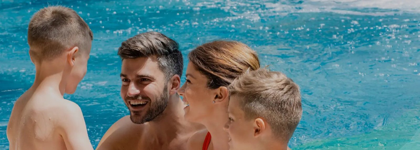 Familia disfrutando de la piscina en clima cálido